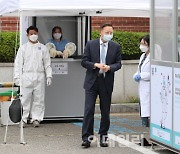 [포토]코로나19 검사 받은 뒤 이동하는 김연수 병원장