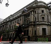 구로다 일본銀 총재 "긴축 시기상조..필요시 ETF 축소 지침 마련"