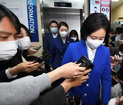 경찰, "사전투표 승리했다" 문자 보낸 박영선 캠프 수사 착수