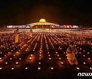 '지구' 환경 위해 촛불 33만개 밝힌 태국 승려, '환경 오염' 논란