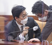 대화하는 최종문 외교부 2차관과 류근혁 사회정책비서관