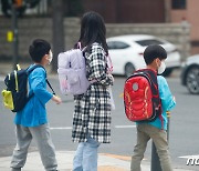 '아슬아슬 학교방역' 교육부 "거리두기 조정 전 '등교 축소' 고려 안해"
