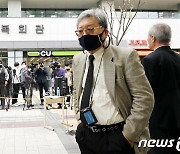 광복회장 사퇴 촉구 기자회견 마치고 상벌위 향하는 김임용씨