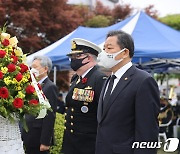 황기철 보훈처장, 영연방 가평전투 70주년 기념식 '헌화'