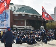 현대중 노조, 2년치 임단협 재교섭 촉구 4시간 파업 돌입