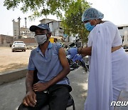 '코로나 쓰나미' 인도, 5월 말부터 러 스푸트니크V 백신 접종