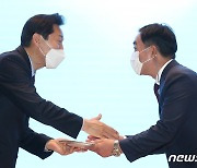 공로패 받는 김학진 행정2부시장