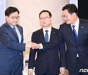 인사 나누는 우원식·홍영표·송영길 당대표 후보