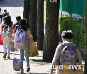 "교사 모멸감" vs "유일한 척도" 교원평가 재개에 반응 엇갈려