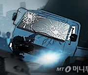 신세계백화점 본점서 화물차 뒤로 밀려 '쾅'..뒤차 날벼락