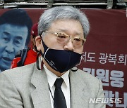 상벌위 참석 전 기자회견하는 김임용 씨