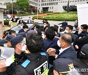 대법원장 출근 막은 野의원들.."김명수 사퇴하라" 시위(종합)