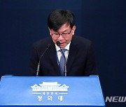 '전셋값 파문' 김상조, 한성대 복직..1학기 급여는 기부