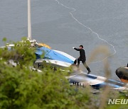물속에서 모습 드러낸 충북도 산불진화 헬기