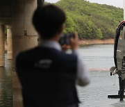 물속에서 모습 드러낸 충북도 산불진화 헬기