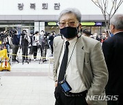 광복회장 멱살잡이 회원 징계 회의에 태극기부대 등 난입