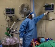 확진자 31만명 인도, 중환자실·산소부족 '의료붕괴 공포'
