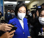 경찰, "사전투표 승리" 문자 보낸 박영선 캠프 수사 착수
