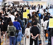 코로나 신규 확진자 800명대 육박..이번 주도 붐비는 김포공항