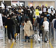 여행객으로 붐비는 김포공항