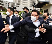 대법원 앞은 '아수라장'..국민의힘, 김명수 출근길 막고 사퇴 촉구