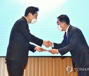 김학진 행정2부시장에 공로패 수여하는 오세훈 서울시장