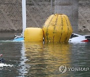 물 밖으로 나온 '청주 산불 진화 헬기'