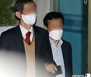 변호사 팔짱 끼고 귀가하는 前 행복청장