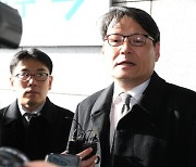 검찰, '김학의 출금' 관련 이광철 민정비서관 피의자 조사