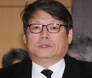 검찰, '김학의 불법출금 사건' 관여 이광철 청와대 비서관 소환조사