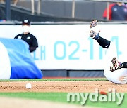 [MD포토] 타구에 얼굴 맞은 황재균