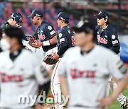 [MD포토] KT 격파한 롯데 '스윕을 향해'