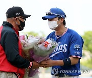 박해민, 김응용 전 감독에게 꽃다발 전달