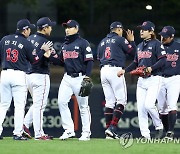 불규칙 바운드가 결정한 승부..롯데, kt에 4-2 역전승