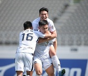 [K리그2 현장리뷰] '이근호-오현규 골' 김천, 충남아산 2-1 제압..6위로 UP