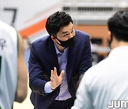 [JB포토] 작전 지시하는 건국대 문혁주 코치