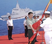 中, 신형 전함 3척 '이례적' 동시 취역.."남중국해 장악 의도"