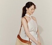 '김우빈♥' 신민아, 어깨 드러낸 홀터넥 패션..벌써 여름 분위기