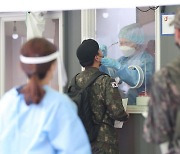 군, 다음달 2일까지 회식·모임 금지..격리병사 휴대전화 허용