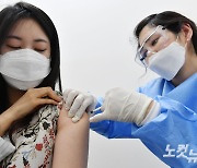 정부 "백신물량 우려 충분히 해소..하루 15만까지 접종"