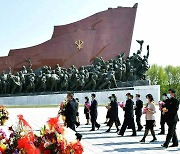 인민혁명군 창건일 맞아 꽃바구니 진정하는 북한 주민들