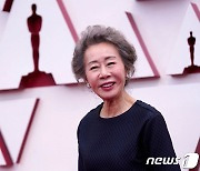 로이터·AFP 윤여정 수상 긴급 타전.."드센 할머니 역할"