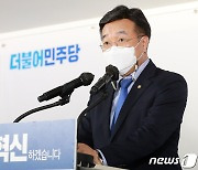 인사말하는 윤호중 비대위원장