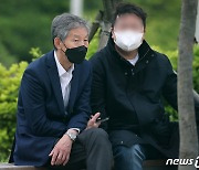 연예인야구리그 개막 행사 지켜보는 장윤호 前 사무총장