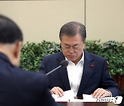 문대통령, 홍남기에 "車반도체 지원·월별 접종목표 발표 검토" 지시