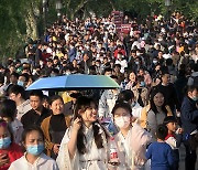 중국 노동절 연휴 2억명 보복성 여행, 코로나 이전 넘어설 듯