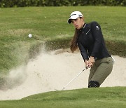 그린사이드 벙커샷을 시도하는 마리아 파시 [LPGA LA오픈]