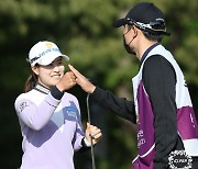 캐디와 우승의 기쁨을 나누는 박민지 프로 [KLPGA 넥센·세인트나인]