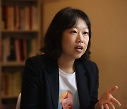 김세희 작가, 소설로 '아우팅' 피해 주장에 법적 대응 예고