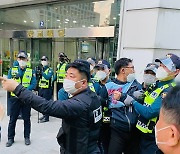 '부당해고' 아시아나케이오 노동자들, 복직 촉구 중 경찰 연행